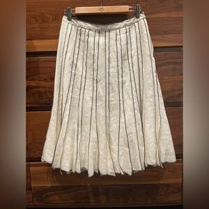 Vintage pleated skirt. Cream/White linen with black contrast stitching. Size 4
